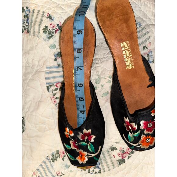 VINTAGE 1930's SHEUNG CHUK CHAI FLORAL EMBROIDERED SILK MULES/SLIDES 2" HEEL - Picture 8 of 9